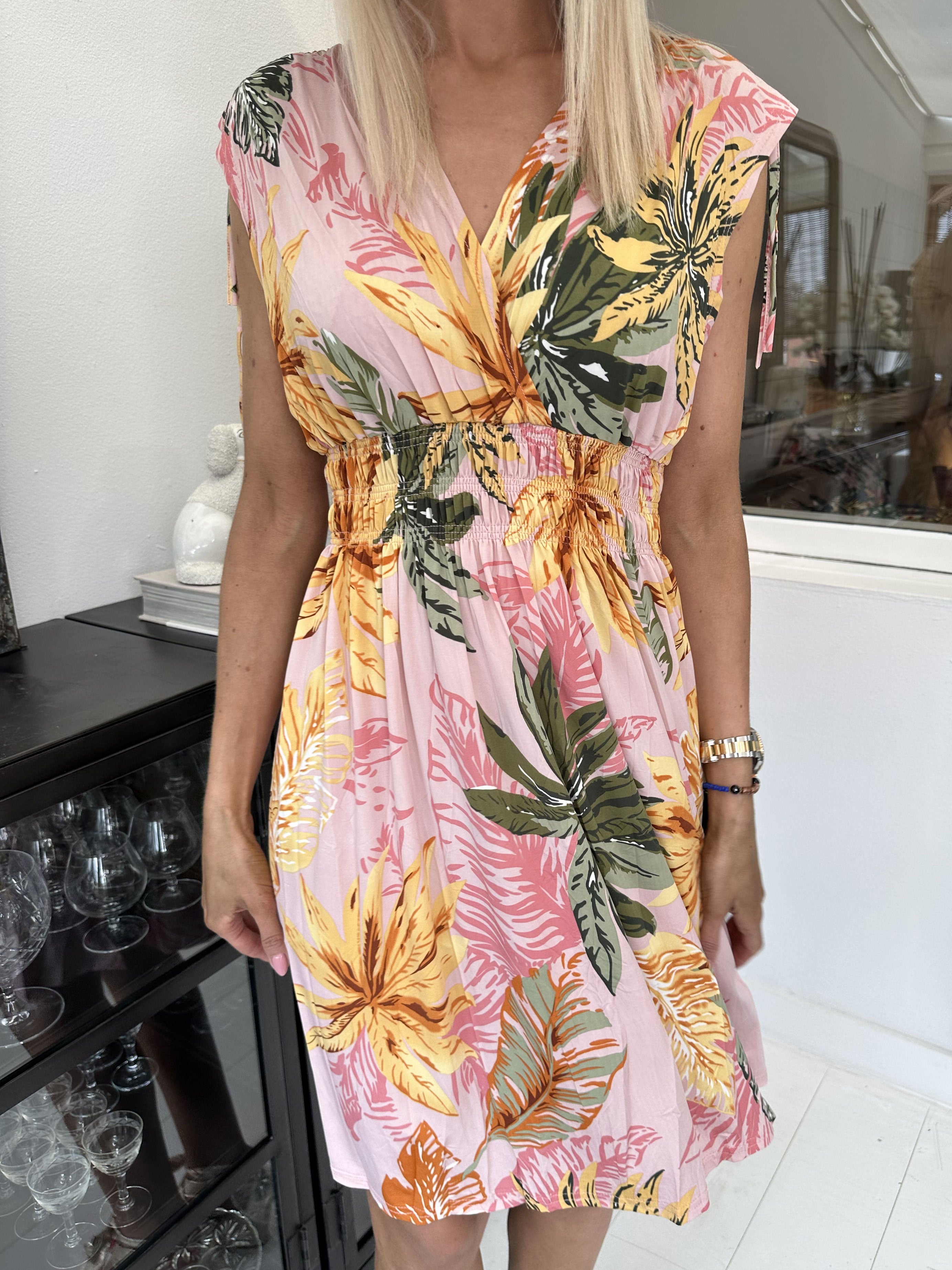 Pams Tropical Short - Kort elastisk kjole i krølfrit stof